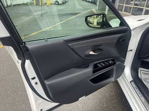 Used 2022 Lexus ES 300h w/ Premium Package image 6