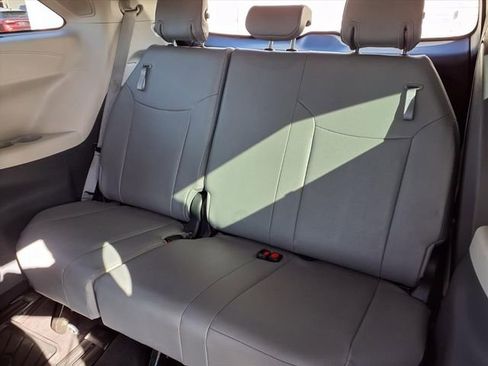 Used 2022 Toyota Sienna Limited FWD image 6