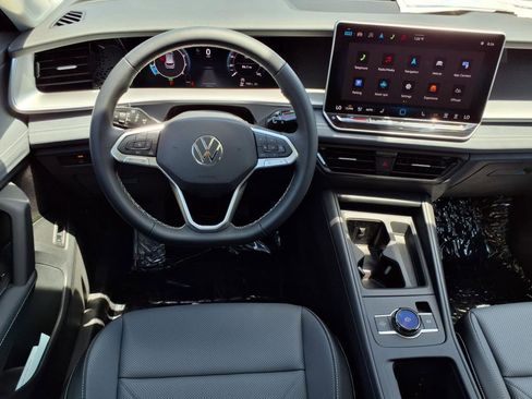 New 2025 Volkswagen Tiguan SE image 18