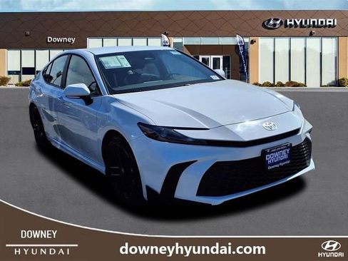 Used 2025 Toyota Camry SE image 3