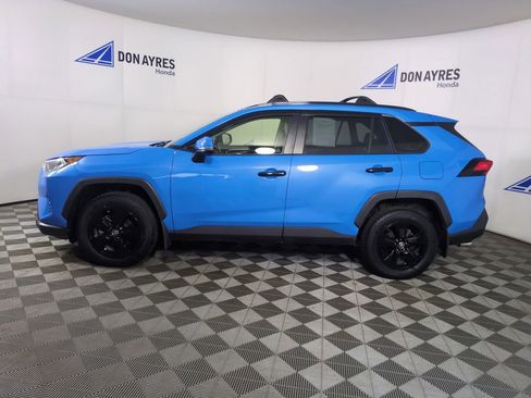 Used 2019 Toyota RAV4 XLE AWD/4WD image 2