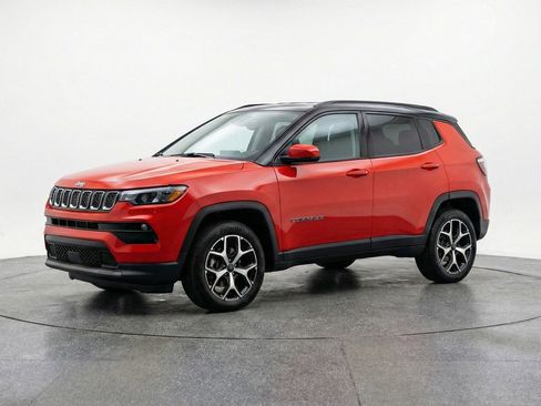 Used 2025 Jeep Compass Limited AWD/4WD image 3