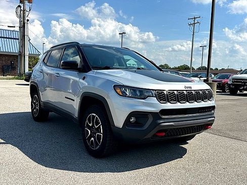Used 2025 Jeep Compass Trailhawk AWD/4WD image 6