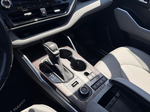 Used 2021 Toyota Highlander Platinum image 13