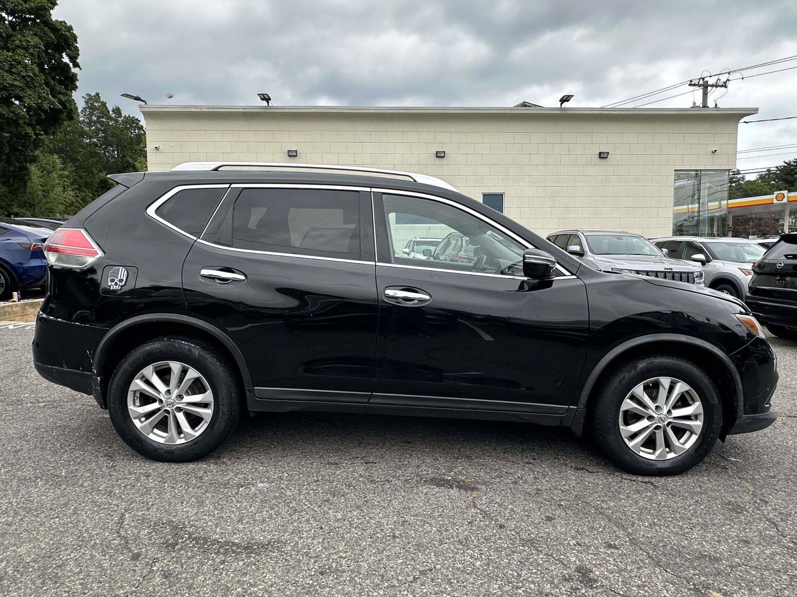 Used 2015 Nissan Rogue SV AWD/4WD image 2