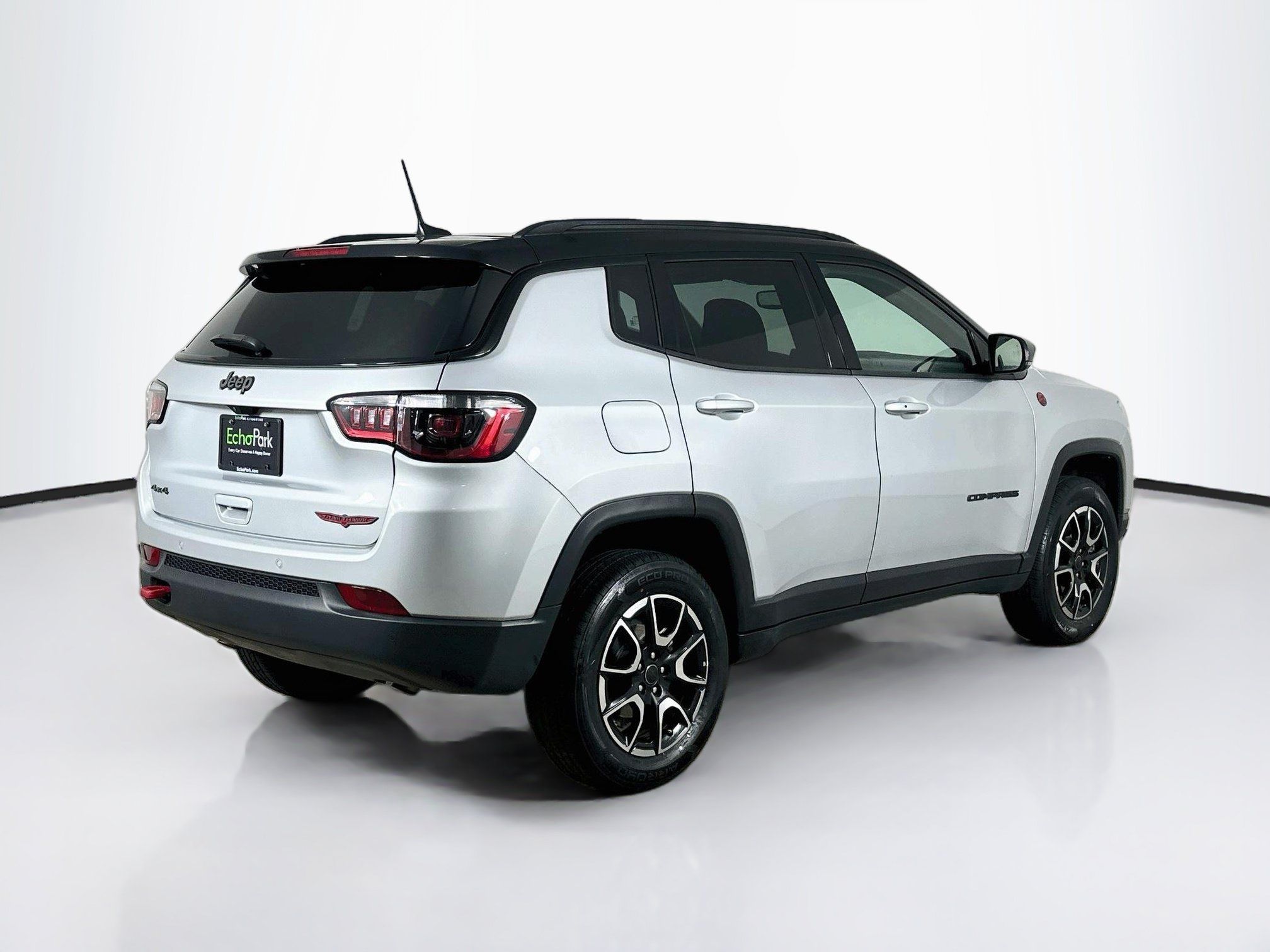 Used 2025 Jeep Compass Trailhawk AWD/4WD image 9