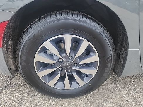 Used 2022 Chrysler Pacifica Touring-L w/ Uconnect Theater Family Group FWD image 15