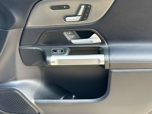 Used 2021 Mercedes-Benz GLB 250 4MATIC image 30