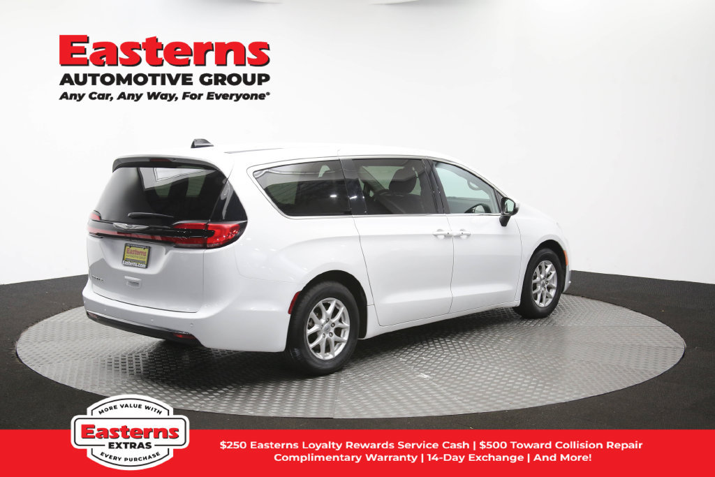 Used 2023 Chrysler Pacifica Touring-L FWD image 45