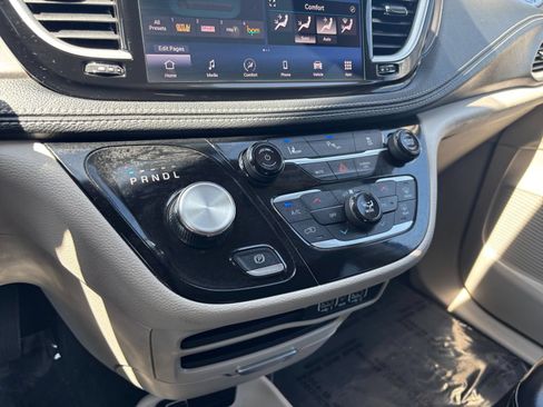 Used 2023 Chrysler Pacifica Touring-L FWD image 39