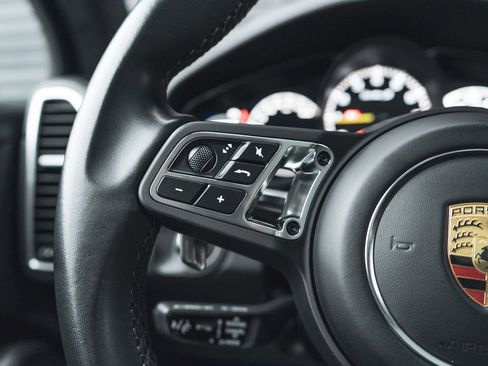 Used 2021 Porsche Cayenne Turbo S image 19