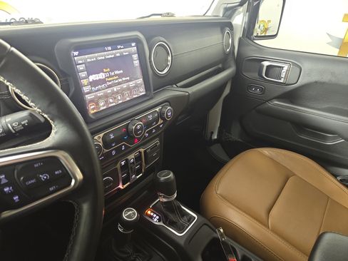 Used 2020 Jeep Gladiator Overland image 24
