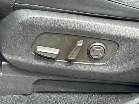 Used 2025 Kia Carnival FWD image 19