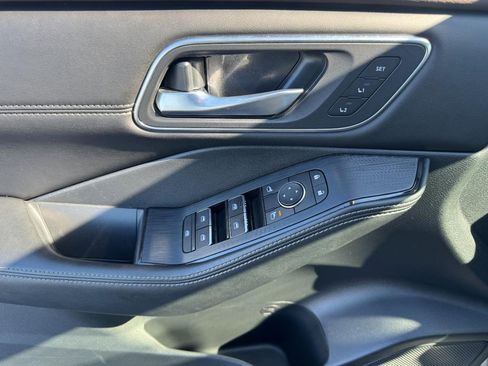 Used 2023 Nissan Rogue Platinum w/ Platinum Premium Package image 18