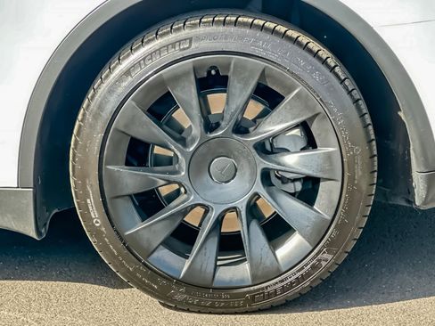 Used 2023 Tesla Model Y Long Range image 37