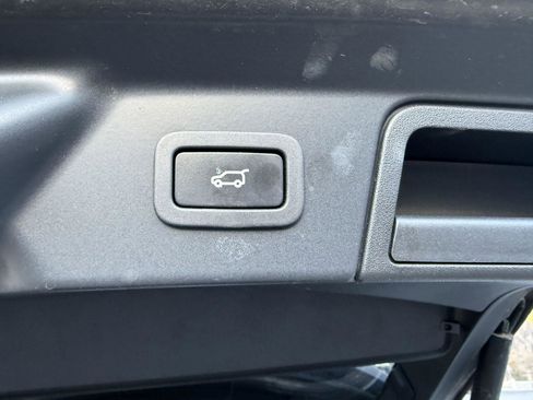 Used 2020 Land Rover Range Rover Velar R-Dynamic S image 18