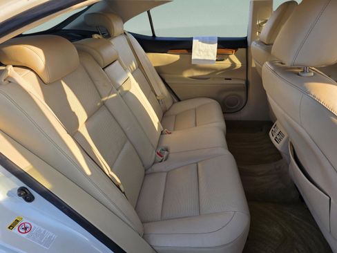 Used 2015 Lexus ES 300h w/ Navigation System Package image 28