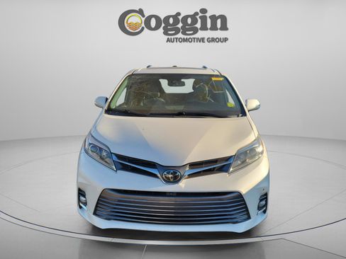 Used 2019 Toyota Sienna Limited image 8