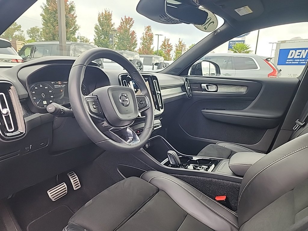 Used 2022 Volvo XC40 T5 R-Design w/ Advanced Package AWD/4WD image 11