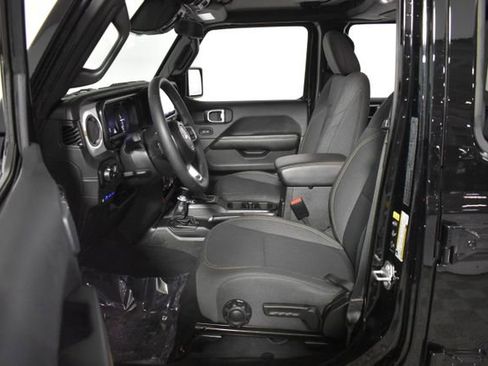 Used 2025 Jeep Wrangler Unlimited Sahara AWD/4WD image 11