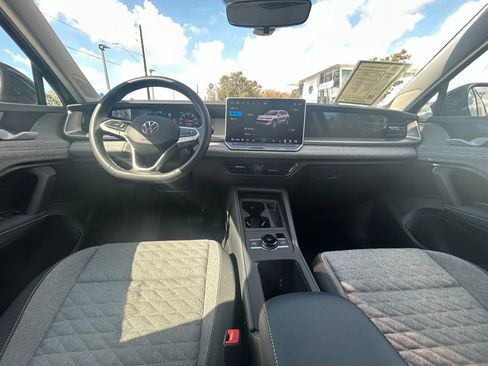 Certified 2025 Volkswagen Tiguan S image 10