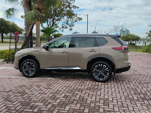 Used 2025 Nissan Rogue Platinum w/ Platinum Premium Package image 2