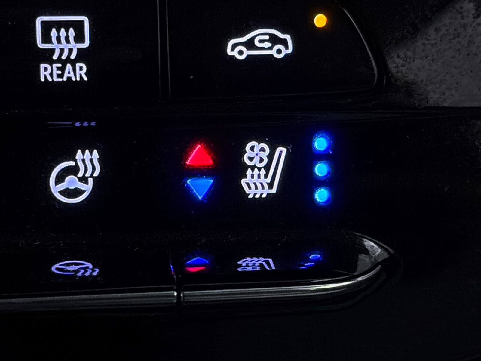 Used 2023 Chevrolet Bolt EUV Premier w/ Sun & Sound Package FWD image 7