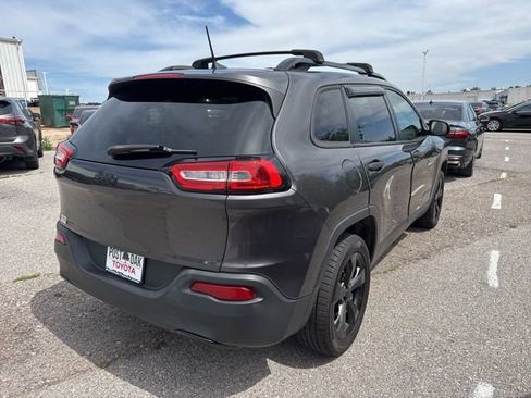 Used 2017 Jeep Cherokee Sport FWD image 4