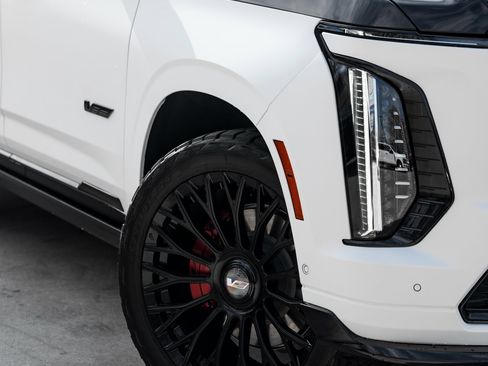 Used 2025 Cadillac Escalade ESV V image 2