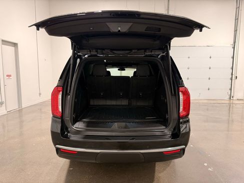 Used 2024 GMC Yukon XL SLT w/ SLT Luxury Package image 9