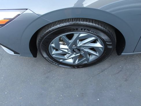 Used 2024 Hyundai Elantra SEL FWD image 11