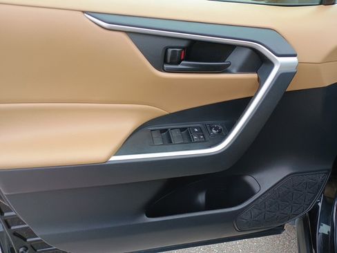 Used 2022 Toyota RAV4 LE image 10