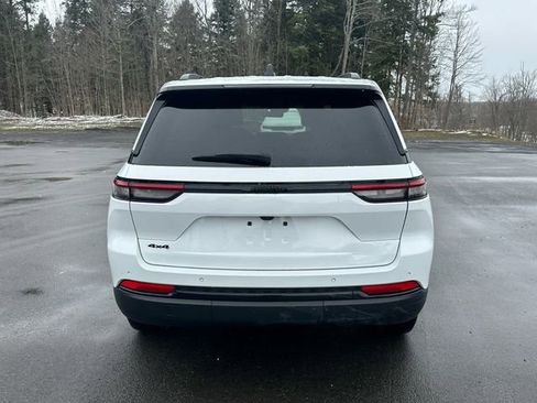 Used 2025 Jeep Grand Cherokee Altitude image 4