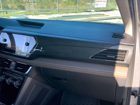 Used 2022 Volkswagen Taos SEL image 17