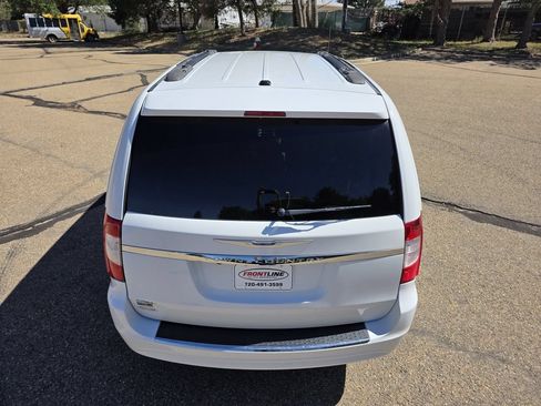 Used 2015 Chrysler Town & Country Touring FWD image 6