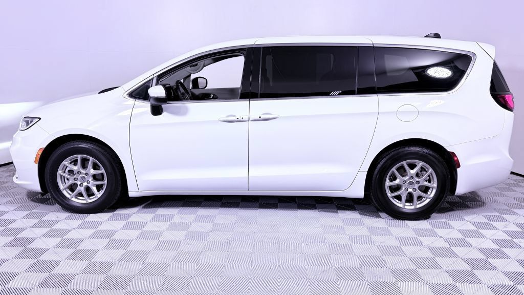 Used 2023 Chrysler Pacifica Touring-L FWD image 5