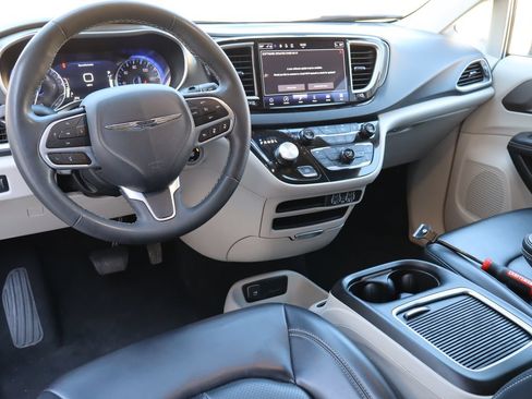 Used 2023 Chrysler Pacifica Touring-L FWD image 4