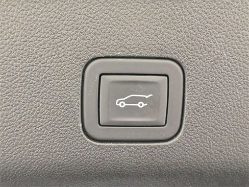 Used 2025 Chevrolet Suburban Z71 image 32