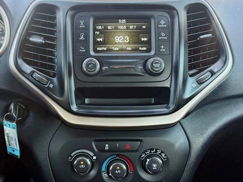 Used 2017 Jeep Cherokee Sport image 16