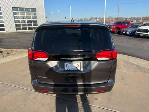 Used 2023 Chrysler Voyager LX image 8