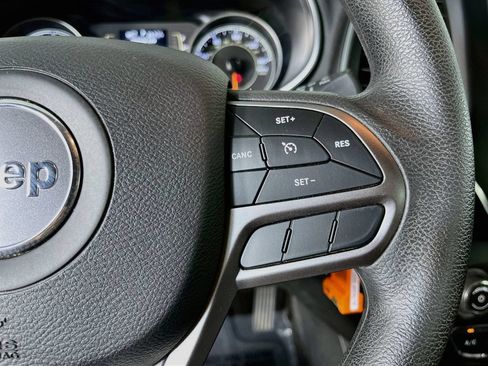 Used 2021 Jeep Cherokee Latitude AWD/4WD image 13