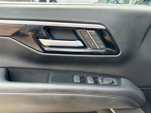 Used 2025 Chevrolet Suburban Z71 AWD/4WD image 18
