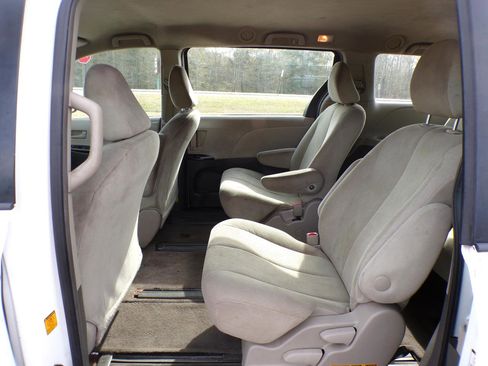 Used 2012 Toyota Sienna w/ Towing Pkg image 28