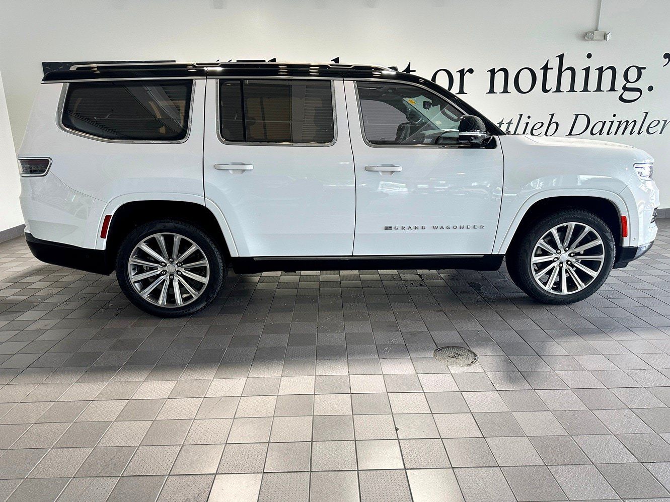 Used 2023 Jeep Grand Wagoneer Series II w/ Premium Group II AWD/4WD image 3
