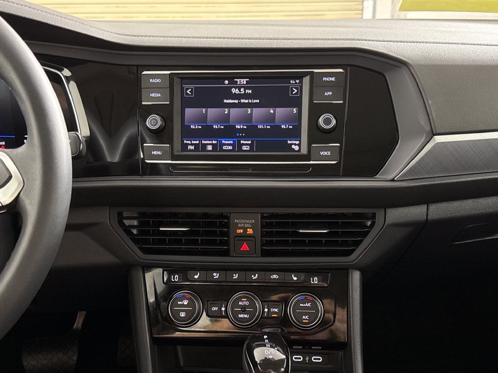 Used 2024 Volkswagen Jetta SE w/ Panoramic Sunroof Package FWD image 19