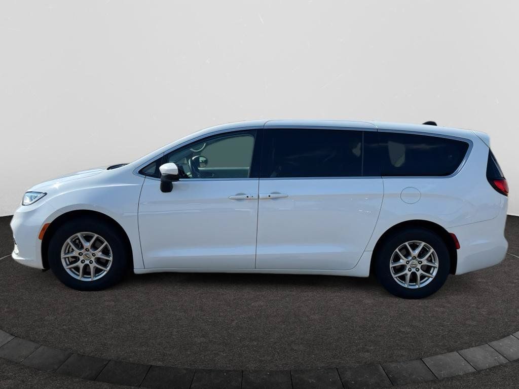 Used 2023 Chrysler Pacifica Touring-L FWD image 7
