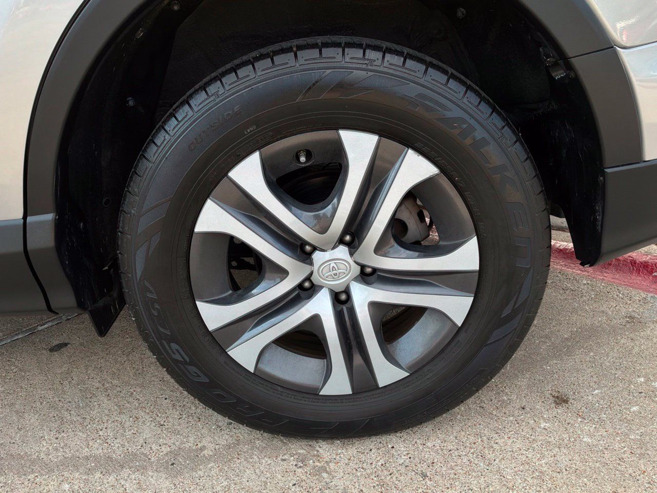 Used 2017 Toyota RAV4 LE FWD image 9