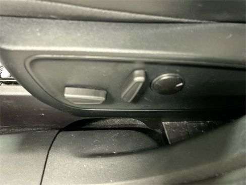 Used 2020 Ford Escape Titanium image 10