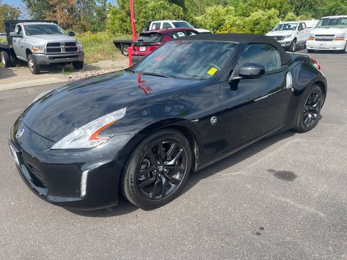 Used 2017 Nissan 370Z Touring RWD image 3