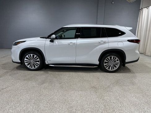 Certified 2025 Toyota Highlander Platinum image 5